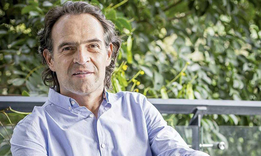 “Otro caso en el que no debe imponer la ideología. Que eso no es de izquierda y derecha, y ¿por qué? Porque la gente todos necesitamos dignidad en el servicio de la prestación de los servicios de salud. Uno de los grandes temas que vamos a hacer es acabar con las filas. Es uno de los temas más indignos en el país. Una persona enferma, una persona de edad, una mujer con niños en brazos que tiene que ir a hacer una fila a las 3am, a esperar toda una noche fría con lluvia, a ver si a las 9 de la mañana le dan un ficho a ver si lo atienden otro día. Acabar con las filas. Cuando fui alcalde de Medellín acabamos con las filas en el sistema de la red pública de salud. Prevención y promoción en salud, creo en ese modelo. Implementación del MIAS que es el Modelo Integral de Atención en Salud. Articulación con las EPS, IPS y entidades prestadoras de servicio. Que el modelo siga donde se hace el triage realmente, donde la gente tiene que saber a donde se le va a atender de acuerdo a la enfermedad que padece. Y algo fundamental es que no se roben la salud, que no se la sigan robando y ahí tenemos que poner mucho cuidado, mucho control. Pero también en el tema de salud hay algo funamental y es el personal médico, el personal asistencial y el personal administrativo. Porque entonces en pandemia siempre decimos “”son los grandes héroes”” pero hay que mejorarle también sus condiciones, hay que mejorar también las condiciones del sector salud  [¿Qué va a pasar con las EPS?] EPS que no funcione se liquida, EPS que no le cumpla a la comunidad se liquida. Yo le pongo un ejemplo práctico: Cuando llegué a la alcaldía de Medellín recibí una EPS que se llama Savia Salud, es una EPsS mixta, compuesta por participación entre el municipio, el departamento, caja de compensación Comfama, y la recibí con casi 800 mil millones de pesos de pérdidas acumuladas, iban para el billón de perdidas. La recuperamos, y no pusimos en riesgo a los más de 1 millón 700 mil usuarios que tenía el sistema que eran los más pobres y más vulnerables del departamento. La salvamos. Lo que hay que hacer es que sean eficientes, que sean vigiladas. Yo no estoy proponiendo acabarlas, hay que fortalecer el sistema y que la gente sea atendida con oportunidad real cuando la gente lo necesita, y con un servicio de calidad. Porque entonces esa EPS si se hubiera liquidado en ese momento hubiera corrido en riesgo la vida de miles y miles de millones personas. Y lo que hicimos ahí fue salvar vidas y salvamos en ese momento la EPS mixta  [¿Cuál es el sueldo ideal que se debería ganar un médico?] Ojalá se le remunere mejor, yo lo que he dicho es que tiene que tener buena remuneración el personal médico y el personal asistencial, y de acuerdo también a su especialidad. Pero si tiene que ser mejor remunerados, lo primero es que tengan garantías de vinculación. La mayoría hoy están vinculados por cooperativas y no tienen hoy la mayoría de todas las prestaciones y todas las posibilidades. Yo diría que tienen que tener una mejor remuneración y eso se hablará con cada uno de los gremios médicos para buscar que haya justicia para ellos y para el personal asistencial”