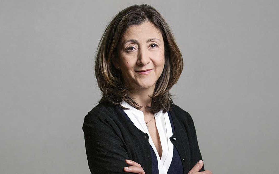 “Nosotros vamos a llevar la salud a donde está ausente el Estado. Vamos a permitirle a los colombianos que viven en extrema pobreza de poder acceder a la mejor salud. ¿Y cómo lo vamos a garantizar? Dándole a los médicos una remuneración acorde con su trabajo. No vamos a hacer de la salud un negocio. Vamos a hacer de la salud un servicio, un servicio en particular para las mujeres colombianas, porque las mujeres colombianas son las que más necesitan apoyo, las que más necesitan que cuando se acercan al sistema de salud no tengan que pasar por 80 trámites y que finalmente cuando se les haga el diagnóstico no las hagan esperar. Desgraciadamente en el sistema actual de salud, convertido en negocio, se retrasan todos los medicamentos, se retrasan también los sistemas para mejorar, para darle salud a las personas, y lo que estamos viendo es que los colombianos están accediendo a las tutelas para simplemente que les cumplan con sus POS y con sus derechos. Así que vamos a estar muy pendientes de que la salud sea un servicio y no un negocio  [¿Se puede acabar con las EPS?] Obviamente no estamos hablando del tema que es, porque todos sabemos que las EPS se les dan como favor político a los amigos de los gobernantes y de la gente que está en el congreso. No estamos hablando del problema. Es decir, ¿por qué vamos a hablar de acabar o dejar las EPS cuando finalmente lo que tenemos que confrontar una vez más son los efectos de las maquinarias?, ahí estamos en pleno en el debate, esto es un problema de corrupción  [¿Cuál es el sueldo ideal que se debería ganar un médico?] Yo creo que podemos hablar de salarios cuando tengamos claro cuál es el tema financiero de cada EPS. Yo creo que aquí el tema principal es la informalización de los médicos, es decir, cómo ellos, los médicos, las enfermeras, tienen que acumular contratos para poder más o menos sobreaguar y enfrentar su vida cotidiana. Entonces aquí lo que tenemos que mirar es cómo le vamos a corresponder a ellos, no solamente para que tengan un trabajo digno, sino para que tengan obviamente todas las prestaciones sociales que en este momento no tienen. [Sobre dar una cifra] Me  parece que eso es populismo, es decir que vamos a sacar una cifra del sombrero y decir ‘vamos a pagar esto lo otro’, no, hay que mejorar los sueldos, pero yo estoy de acuerdo en que esto no puede ser simplemente ofreciendo como si esto fuera una piñata”