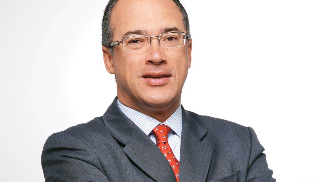 Ante la pregunta: “Mantendría algún elemento de la administración de Duque”, el candidato responde: “La gran virtud del gobierno Duque me  parece que ha sido la vacunacion y la política de salud frente al Covid. El sistema de salud demostró que pudo sobrevivir el covid, es un gran sistema de salud, y a nadie le costó nada, ni la vacunación, ni que lo atendieran en una UCI. Entonces, me parece que el sistema de salud y la vacunación son dos grandes virtudes del gobierno Duque