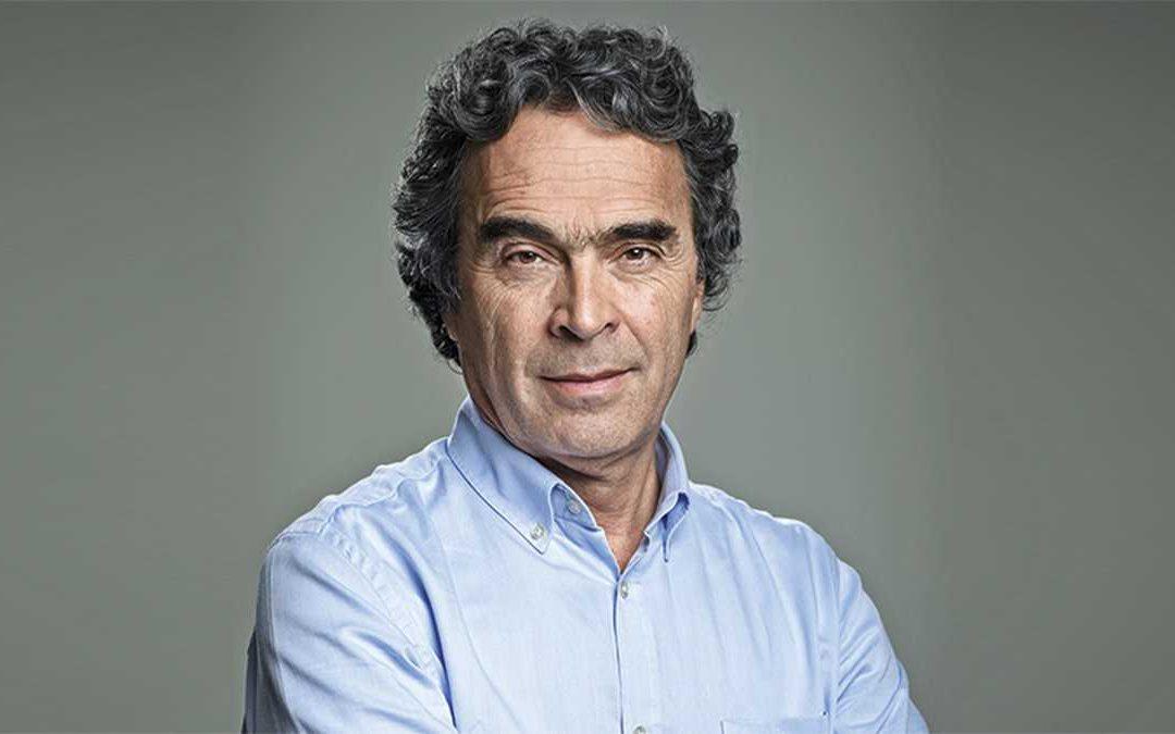 “Ante la pregunta “”¿Va usted a cambiar el sistema de salud?, ¿Va a usted a eliminar a las EPS como intermidiarios del sistema?”” El candidato responde: No, pero transformar. Parte fundamental de lo que nosotros estamos haciendo y proponiendo es transformar las cosas, porque tenemos que entender: Si usted quita las EPS hoy, quedamos en un colapso. Pero entender cómo las tenemos que transformar, y las vamos a ubicar en el territorio. Mirarlas en qué territorio están, identificar en ese territorio cuáles son las necesidades, cuáles son las condiciones epidemiológicas, qué pasa en ese territorio, articularlas. Hacer la salud pública dirigida por el Estado y no por intereses particulares de las EPS, vamos a articular, vamos a coordinar, las vamos a mejorar, las vamos a regular, y no va a pasar lo que ha pasado en estos últimos años, que es lamentable. “