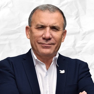 “El debate sobre el Sistema de la Salud es trascendental y debe darse ampliamente sin sesgos, sin adjetivos, sin extremismos ni dogmas, con sensatez y moderación. El sistema de aseguramiento debe mejorar pero no puede desaparecer, la red pública hospitalaria debe recuperarse. La atención primaria debe ser base de la prevención,los pacientes ponerse en el centro del sistema, la calidad debe mejorar, los trabajadores de la salud deben dignificarse, todo eso puede hacerse mejorando y no demoliendo el sistema que hoy soporta la salud de los colombianos”